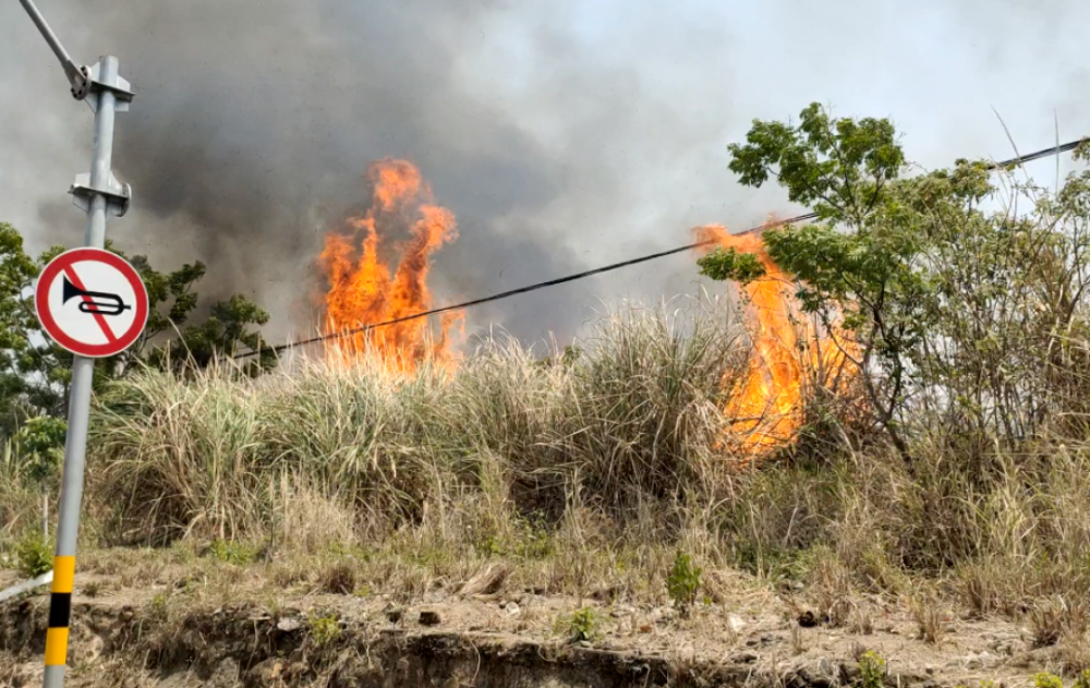 海南琼海因祭祀烧纸后未确认火源熄灭造成2400平方米草地火灾.png